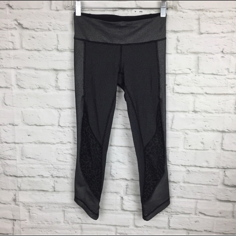 💋Lululemon Crop Print Grey Black Leggings (Rare)